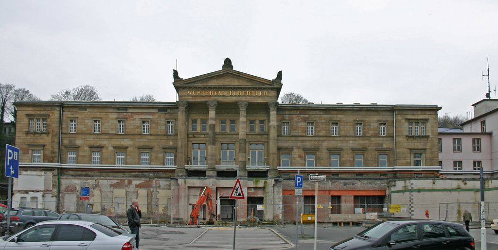 Bahnhof_Wuppertal_Hbf_01_Empfangsgebaude.jpg